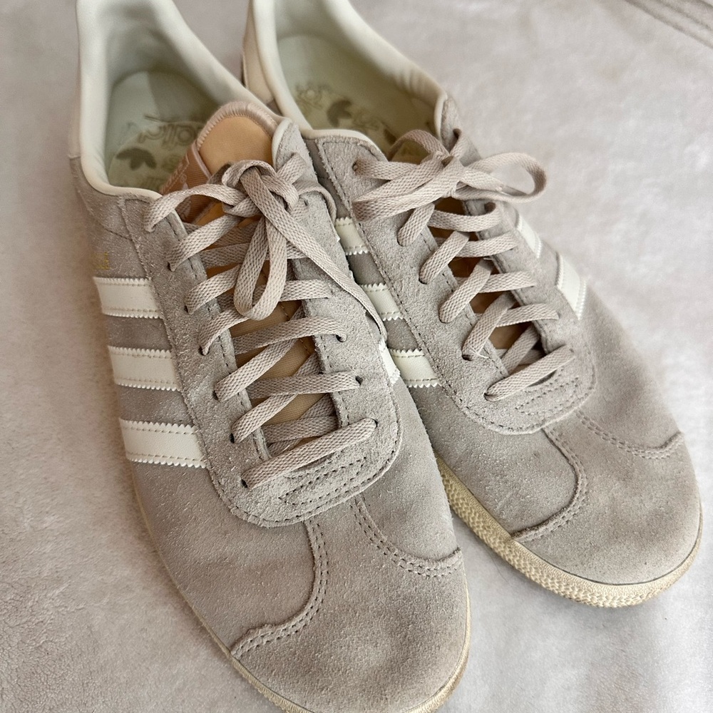 Adidas Gazelle shoes, Size W 10.5
Color: wonder beige/ off white/ cream white